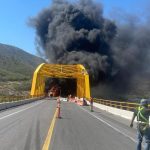 Persiste el incendio de los escombros del choque de tráiles sobre el puente de Infiernillo