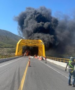 Persiste el incendio de los escombros del choque de tráiles sobre el puente de Infiernillo