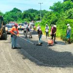 De la mano gobierno de Francisco Suazo y ciudadanos de Los Llanos- Playa Saladita, bachean acceso carretero