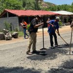 Presidente Francisco Suazo supervisa los trabajos de bacheo carretero de acceso a Playas de Troncones  