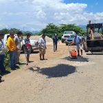 Alcalde Francisco Suazo trabaja de la mano con habitantes de La Saladita al reencarpetar el acceso carretero