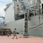 Arriba buque con personal de Infantería de Marina para reforzar la seguridad, en Puerto Vallarta, Jalisco