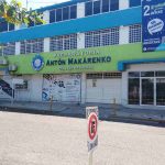 Adolescente con un arma larga de fuego dispara en una preparatoria y mata a dos maestras