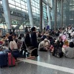 Cierran espacio aéreo en Medio Oriente tras escalada de bombardeos; miles de pasajeros quedan varados