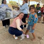 La presidenta del DIF, Reyna Baldovinos prosigue su labor humanitaria al llevar apoyo alimentario y calzado a los habitantes de Las Tinajas