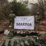 Marina en coordinación interinstitucional, asegura droga, armas, vehículos y equipo táctico, en Michoacán