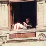Tras polémica por video en Palacio Nacional, gobierno admite error y destituyen a funcionaria que tomaba el sol en una ventana