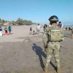 Personal naval resguarda tortuga golfina con 97 huevos en Lázaro Cárdenas, Michoacán