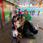 La funcionaria de Enlace María Trinitaria de La Unión, Micaela Galena lleva regalos y convive con Niños
