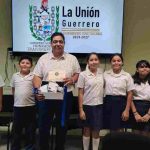 Estudiantes de la primaria Vicente Guerrero en Troncones invitan al alcalde Francisco Suazo a ser padrino de generación