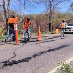 REALIZAN TRABAJOS DE BACHEO EN ACCESO A LA CABECERA MUNICIPAL