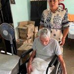 Continua DIF La Unión atendiendo a discapacitados al entregar una silla de ruedas
