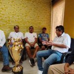 Campeones futbolísticos de La Unión obsequian trofeo al presidente Francisco Suazo   