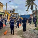 Policía Municipal se suma a las labores de limpieza y llenado de costales de arena en Playa Azul
