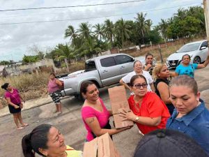 Damnificados de Petacalco reciben despensa del Gobierno Municipal