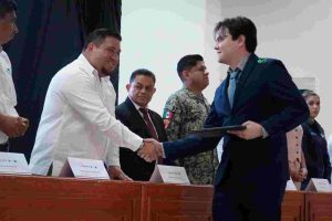 Felicita Manuel Esquivel Bejarano a nuevos profesionistas en su ceremonia de titulación