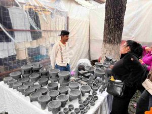 Pátzcuaro reúne la riqueza artesanal de Michoacán en tradicional tianguis de Noche de Muertos