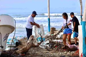 Gobierno de Lázaro Cárdenas refuerza limpieza en Playa Azul para impulsar el turismo