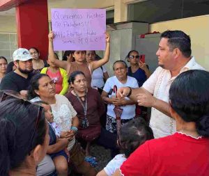 Atiende Manuel Esquivel a habitantes que solicitan solución a problemática de viviendas